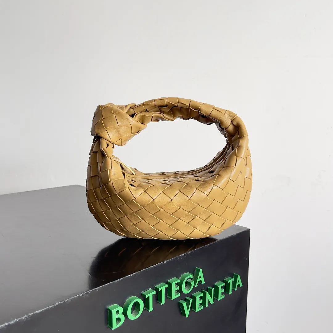 Batch 1120 Bottega veneta͙.——The latest braided and knotted hobo🔥 The top-grade lambskin leather is very soft, the bag shape is unique, practical and durable. It retains the traditional weaving elements while being a bit more flamboyant ~ Made of hand-woven sheepskin, zipper opening and closing, curved seamless structure, effortless to match. Highly recommended⚠️⚠️⚠️ The highest-end in the market🌈 Welcome to compare [Factory equipped with full package] size: 23x15x5cm.   Model: 651876